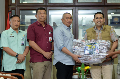 Pj Sekdaprov Sumut Terima Bantuan Peralatan Masak dan Seragam Sekolah dari Bupati Merangin