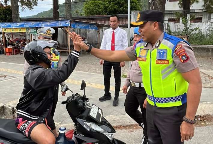Operasi Patuh Toba 2026, Kapolres Bagikan Helm Gratis kepada Pengendara di Balige