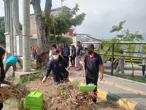 Lingkungan Venue Upacara Dipenuhi Rumput Liar dan Sampah, ASN Toba Turun Tangan