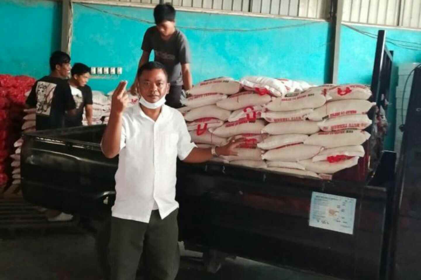 Relawan Bobby-Aulia Bagikan Sembako Bagi Warga Terdampak Covid-19 di Medan