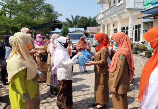 TP PKK Asahan Bagikan APD di Tiga Puskesmas