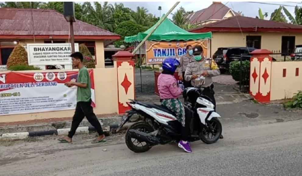 Polsek Talun Kenas Berbagi Takjil kepada Warga yang Menjalankan Puasa