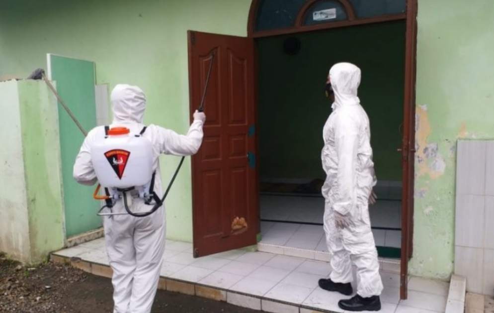 Jelang Lebaran, Sat Brimob Polda Sumut Semprotkan Disinfektan