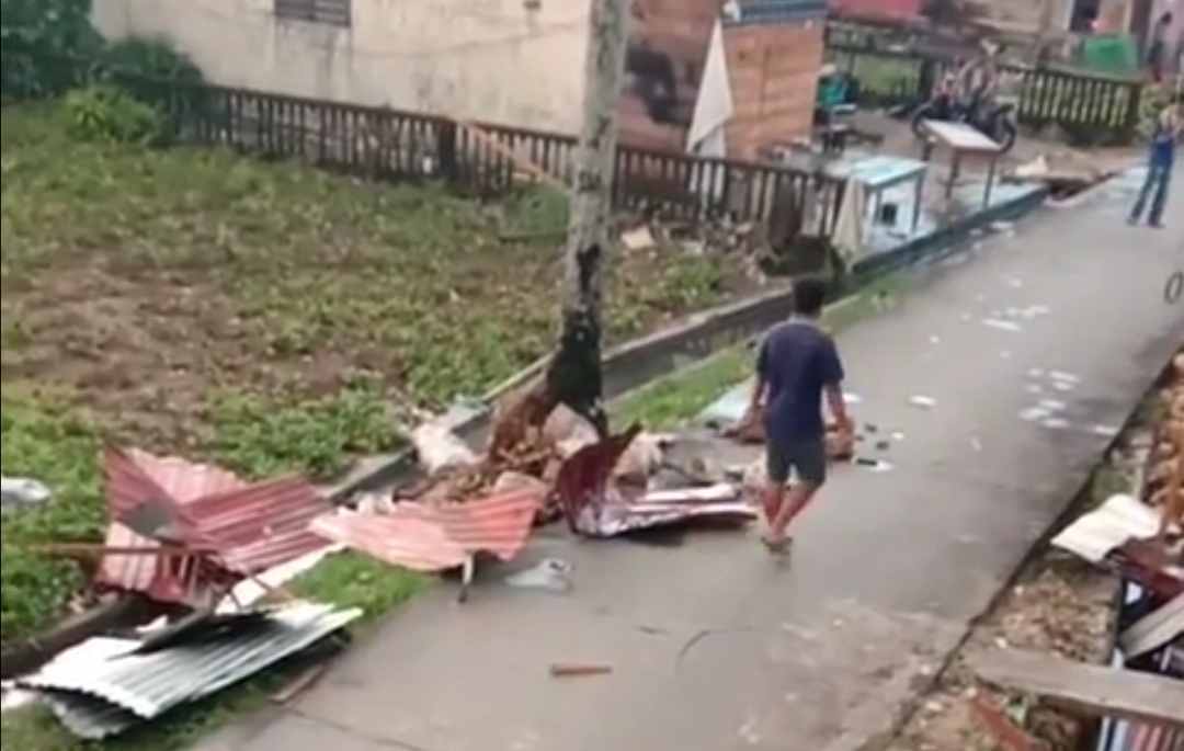 Hujan Lebat Disertai Angin Kencang dan Petir Terjadi di Nias Selatan