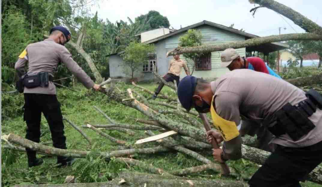 231 Rumah Rusak Akibat Angin Puting Beliung di Hamparanperak, Sat Brimob Berikan Pertolongan