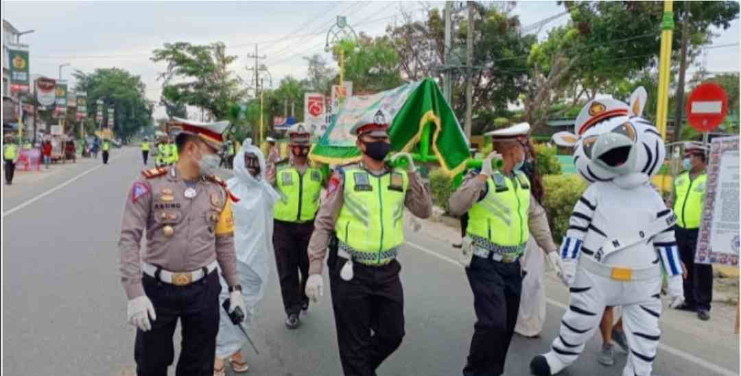 Imbau Warga Pakai Masker, Satlantas Polres Sergai Bawa Kerenda Mayat