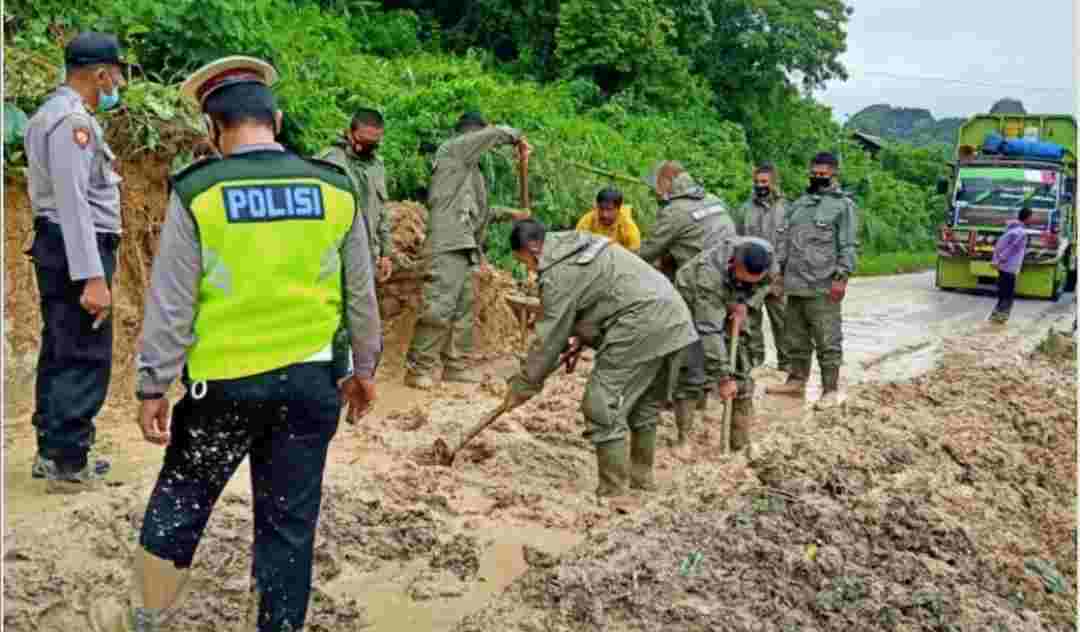 Sat Brimob Polda Sumut Sigap Bantu Atasi Longsor di Taput