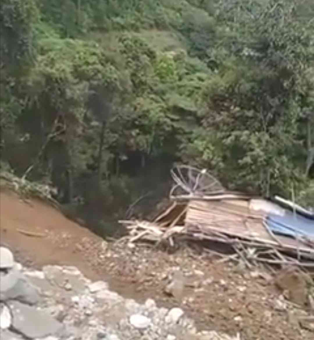 Dua Rumah di Panatapan Aekpopo Menuju Sidikalang Longsor 