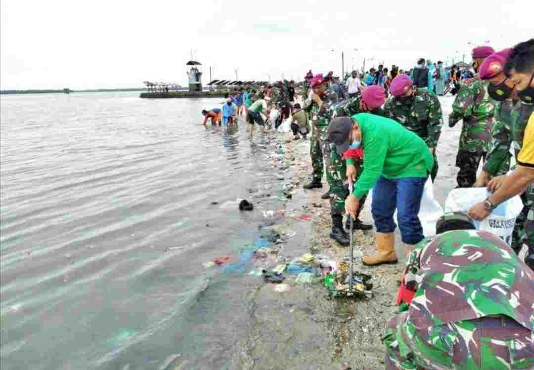 Plt Walikota Medan Bersihkan Sampah Sekitar Pantai Belawan