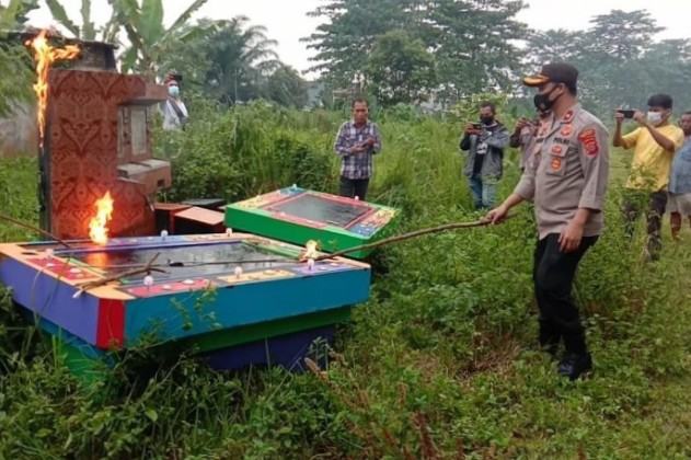 Kapolsek Medan Sunggal Musnahkan Barang Bukti 2 Mesin Judi Tembak Ikan dan 6 Mesin Jackpot