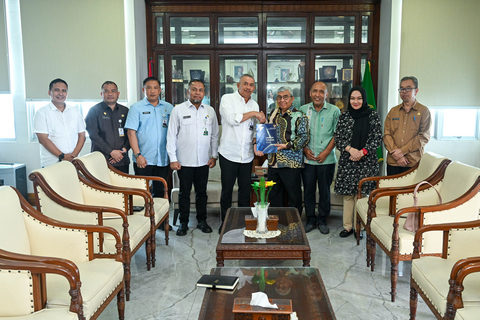 Pj Sekdaprov Sumut Terima Laporan Kinerja Komisi Informasi Tahun 2025