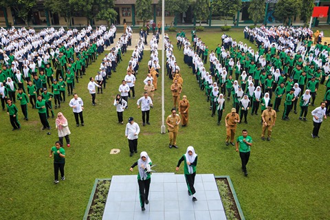 Berada di SMPN 1 Medan, Mendikdasmen Abdul Muti dan Rico Waas Senam Bersama Siswa
