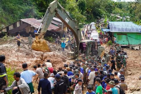 Terisolasi oleh Longsor, Pemkab Taput Pacu Pembukaan Jalan dan Hidupkan Akses Komunikasi
