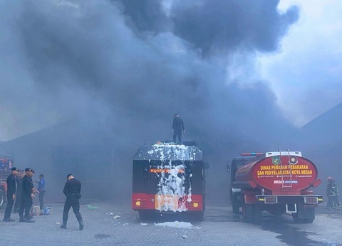 Brimob Polda Sumut Berhasil Kendalikan Kebakaran di Medan Timur