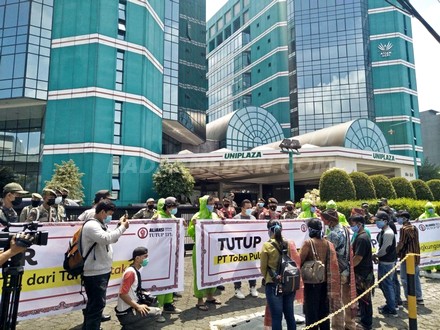 Sejumlah Demonstran dari Aliansi Gerak Tutup TPL Gelar Aksi di Depan Gedung Uniland Medan