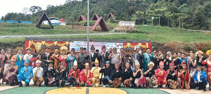 Bupati Taput Pimpin Upacara Hari Sumpah Pemuda ke-98 di Menara Pandang Salib Kasih