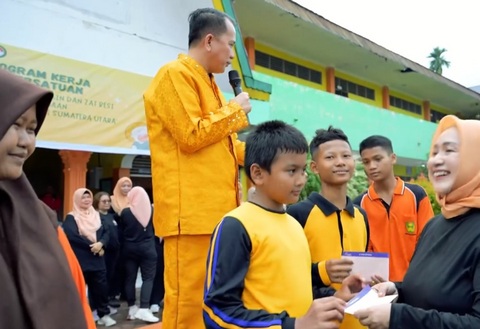 Pj Gubernur Sumut Agus Fatoni bersama Pj Ketua PKK Bagikan Vitamin dan Zat Besi kepada Siswa