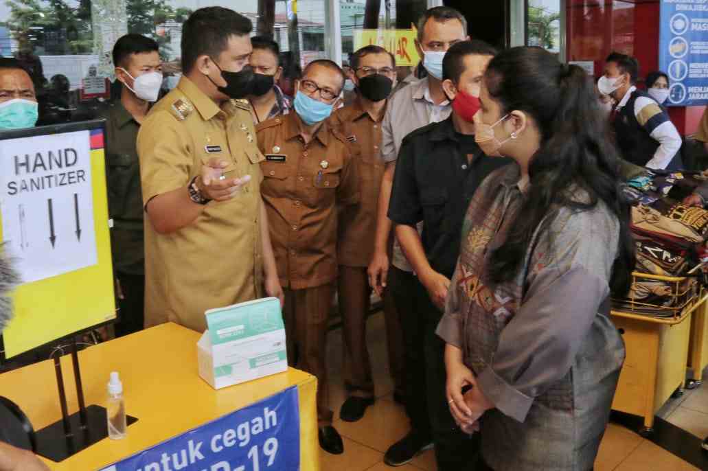 Cek Kadaluarsa Bahan Pangan, Wali Kota Medan bersama Ketua TP PKK Tinjau Pusat Perbelanjaan Ramayana