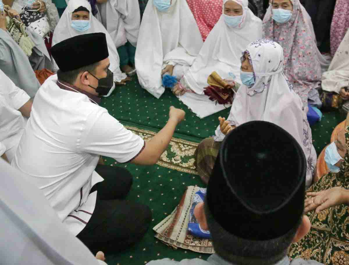 Saat Tunaikan Zakat Fitrah di Masjid, Walikota Medan Imbau Warga Lakukan Prokes