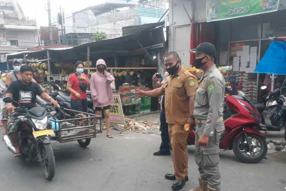 Petugas Satgas Covid-19  Patroli Prokes dan Pengawasan PPKM Mikro di Kecamatan Medan Timur