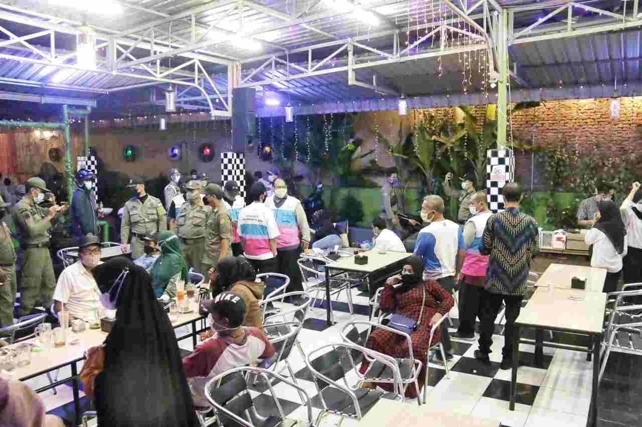Tim Gabungan Pemko Medan Bubarkan Pengunjung Cafe Yang Melebihi Batas Waktu Operasional