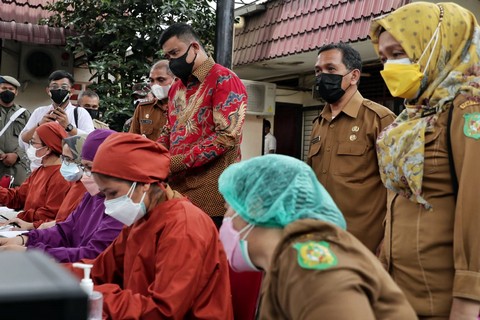  Tinjau Vaksinasi di Medan Johor, Bobby Nasution : Mulai Hari Ini Vaksinasi dipusatkan di Puskesmas
