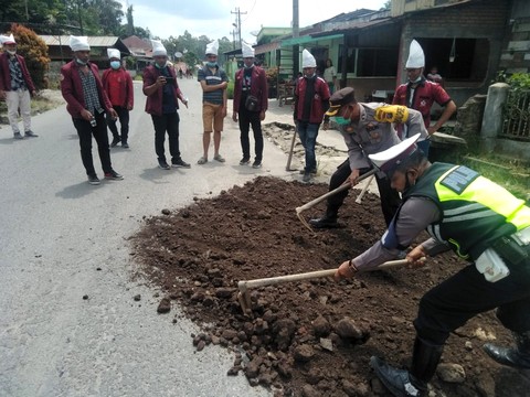 Kawal Demo Himapsi, Polisi Ini Ikuti Penimbunan Jalan Rusak Jalan Siantar-Saribulok