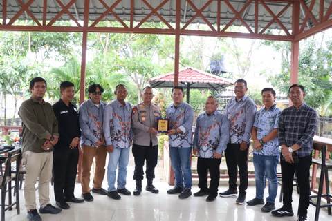 Sambut Hari Pers Nasional, PWI Serdang Bedagai Serahkan Cinderamata ke Kapolres