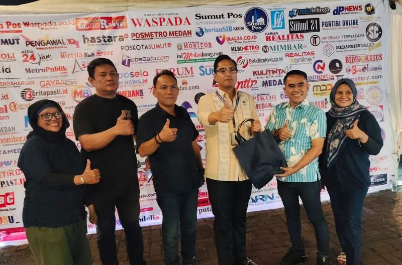 Rico Waas Kunjungi Stan PWPM di Bazaar Kuliner UMKM APEKSI 2026, Borong Produk Lokal