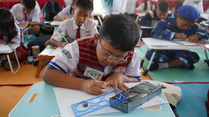 46 Pelajar SD Toba Tuangkan Kreativitas dalam Lomba Melukis Hari Anak Nasional
