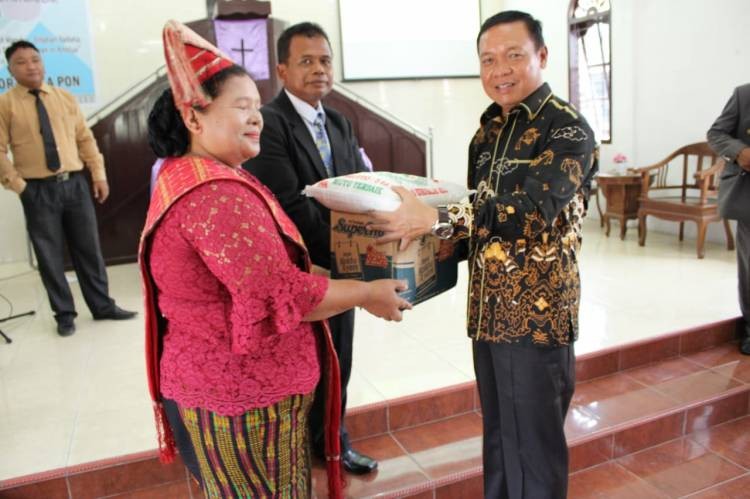 Dikunjungi Kapolres Sergai, Ketua Wanita GKPS Desa Pon Terharu