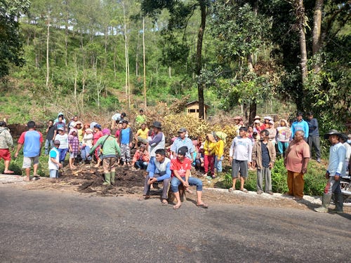 Pembabatan Hutan Desa Berlanjut di Aek Hotang, Puluhan Warga Pangambatan Protes