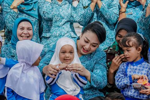 Airin Rico Waas Ajak Siswa PAUD dan TK Belajar Sambil Bermain di KRI Bima Suci