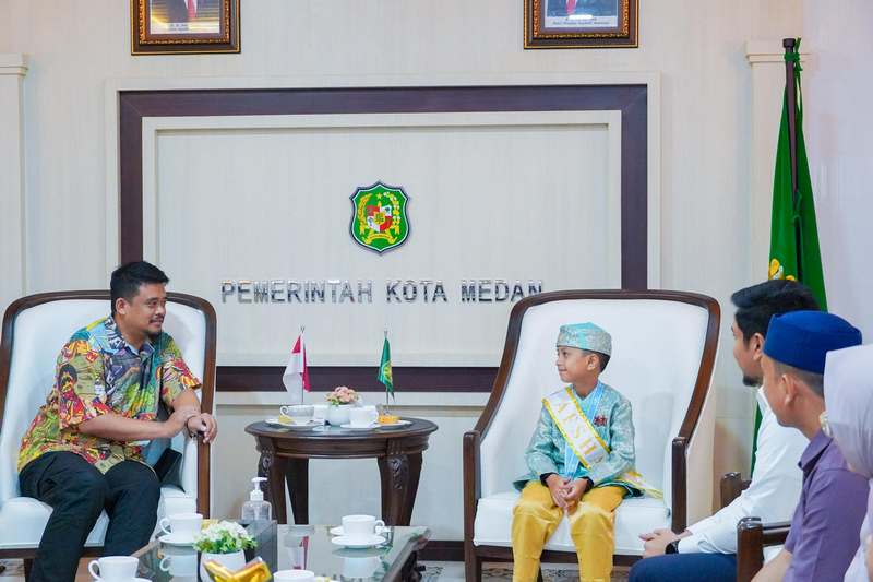 Wali Kota Medan Hadiahkan Umroh Ibunda dan adik Gibran, Juara Terfasih Kompetisi Hafiz Indonesia