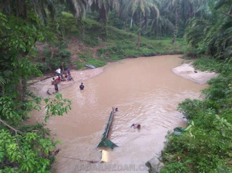 Diduga Rem Blong Truk Sawit Masuk Sungai 1 Orang Tewas