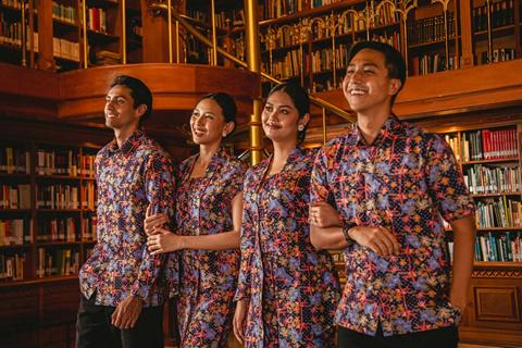JNE Dukung Koleksi Batik Terinspirasi Kisah Habibie-Ainun, Cek Promo Ongkirnya di Sini