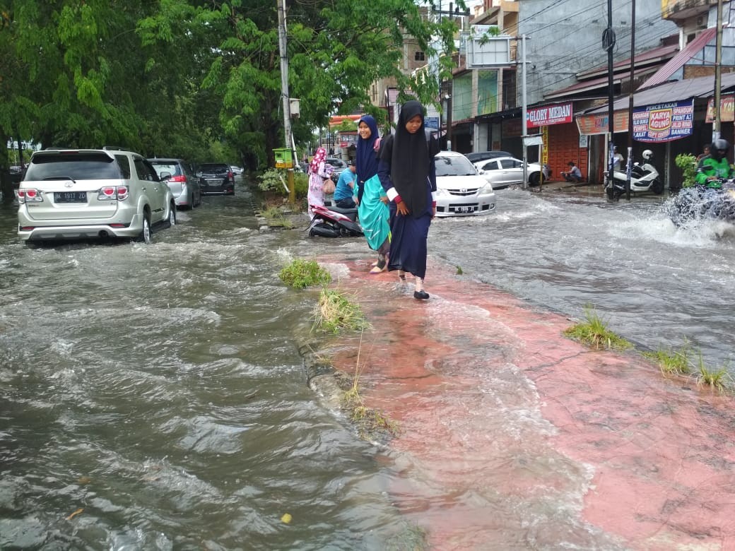 Hujan Sebentar Saja Jalan Dr Mansur Ini Sudah Banjir