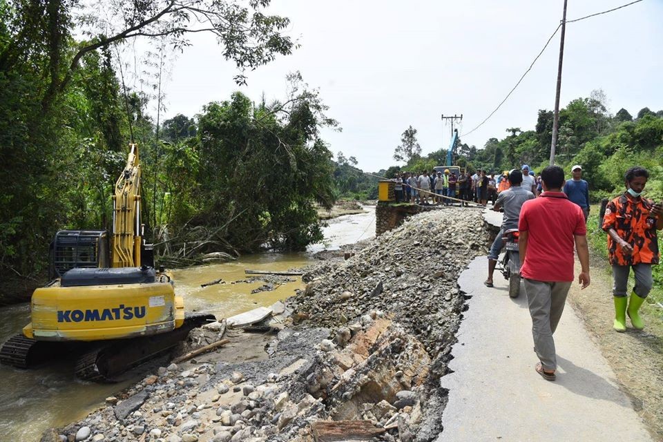 Bupati Tapteng Sambut Gubernur Sumut Tinjau Banjir Bandang di Barus