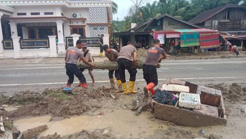 Tak Kenal Lelah, Polda Sumut Terus Bantu Bersihkan Rumah Pasca Banjir di Batang Toru
