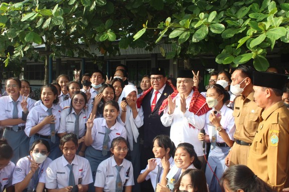 Ketua DPRD Sumut Berikan Penghargaan kepada Siswa Berprestasi di SMAN 17
