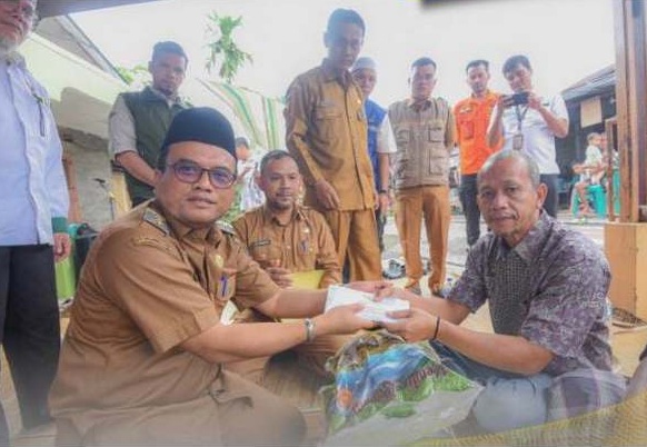 Pemko Padangsidimpuan Bersama Baznas Kota Padangsidimpuan Serahkan Bantuan Kebakaran