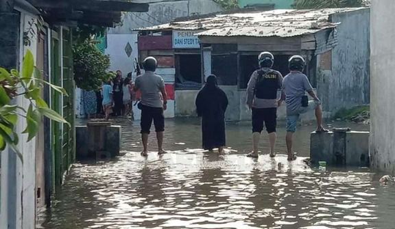 Polsek Belawan Bubarkan Aksi Tawuran Saat Banjir Rob