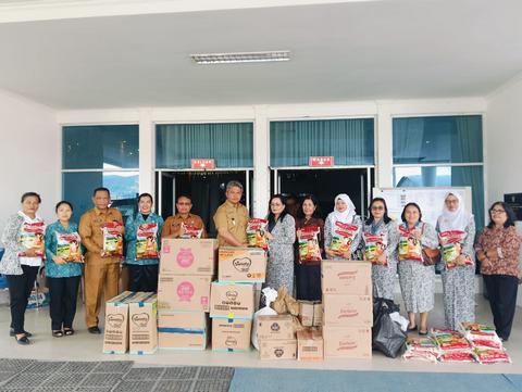 Keluarga Besar Ikatan Bidan Indonesia Cabang Tapanuli Utara Serahkan Bantuan Sembako dan Pakaian