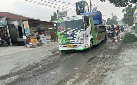 Jalan Aspal Desa Klambir V Rusak Parah, Warga Mengeluh, Rawan Kecelakaan