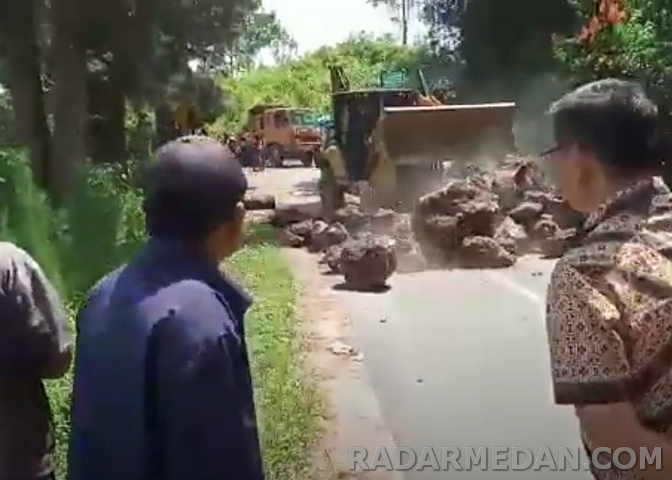 Disaksikan Camat, Kapolsek dan Warga, Buldoser Geser Batu Penghalang Jalan Sipiso-piso Air Terjun