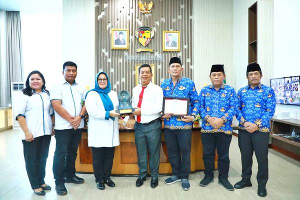 Hari Pertama Masuk Kerja, Bupati Simalungun Terima Penghargaan Paritrana Award Tahun 2024