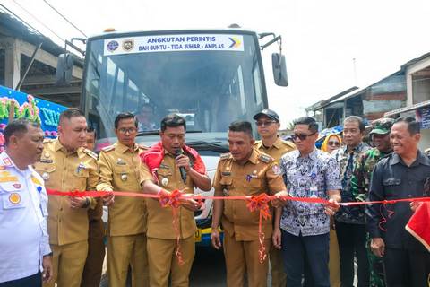 Dua Bus Perintis Resmi Beroperasi di Deli Serdang, Wakil Bupati Gunting Pita