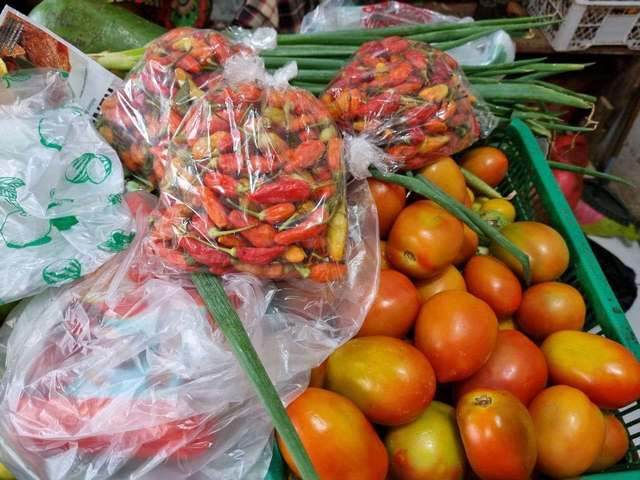Harga Cabai dan Tomat Turun Drastis di Medan
