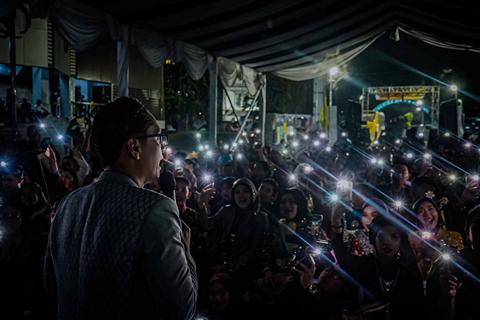 Rico Waas Berdialog di Tengah Hujan Bersama Peserta Youth City Changers
