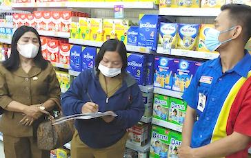 Kadis Kopnakerperindag Samosir Sidak Harga Minyak Goreng, Masyarakat Diminta Tidak Panik